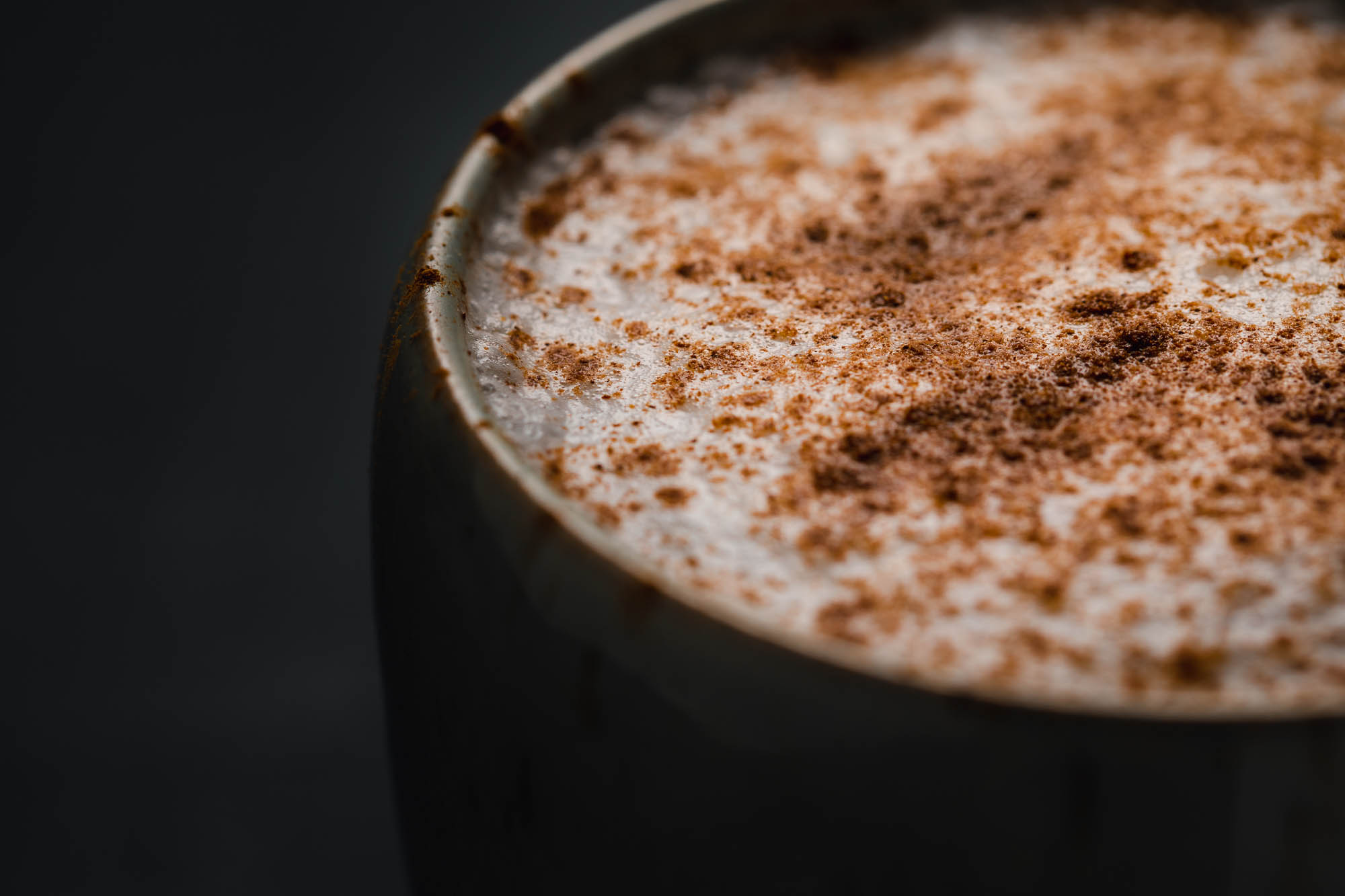 Detail aufnahme Zimt auf Chai Latte