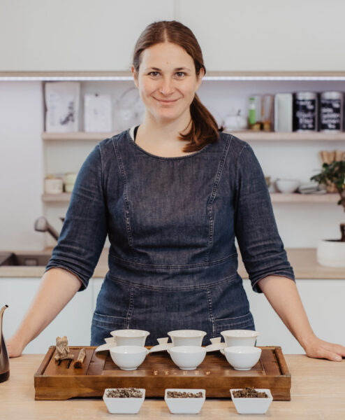 Teeexpertin vor Teeverkostung