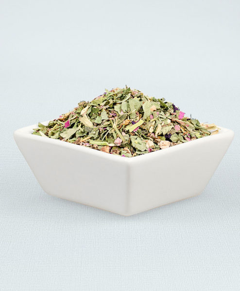 Porzellanschale gefüllt mit Wiesenkönigin Tee